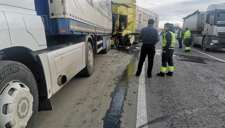 Шофьор пострада при катастрофа между два камиона по пътя Бяла - Русе