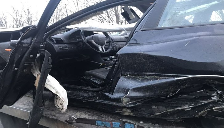 Автомобилът е бил откраднат от 18-годишен младеж от Русе, който решил да се повози с още двама свои приятели посреднощ. Той обаче катастрофирал и тримата избягали от мястото на инцидента