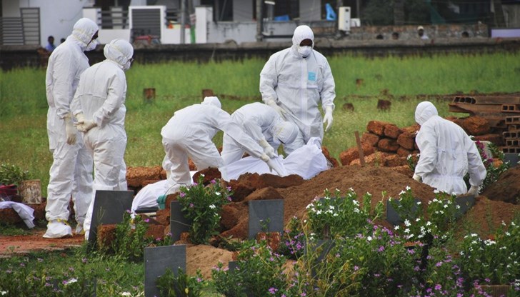 Експертите са загрижени и за много дългия инкубационен период на вируса - 45 дни