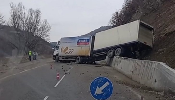 Катастрофата затруднява движението в участъка