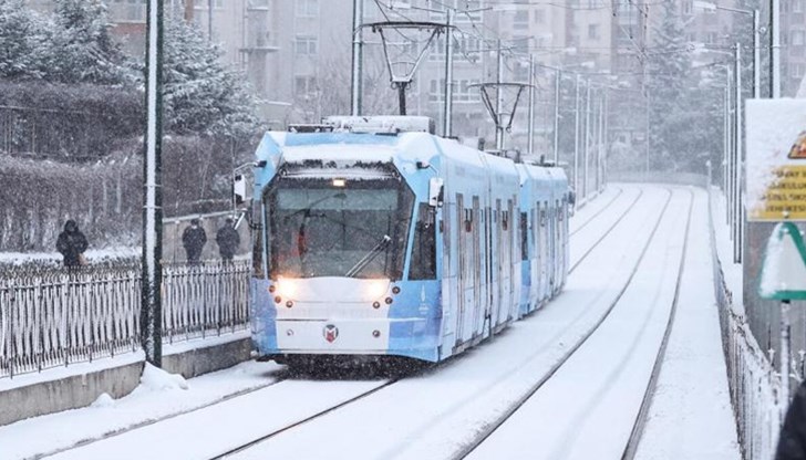 Дебелината на снега във високите и крайградските райони на града достигна до 30 сантиметра