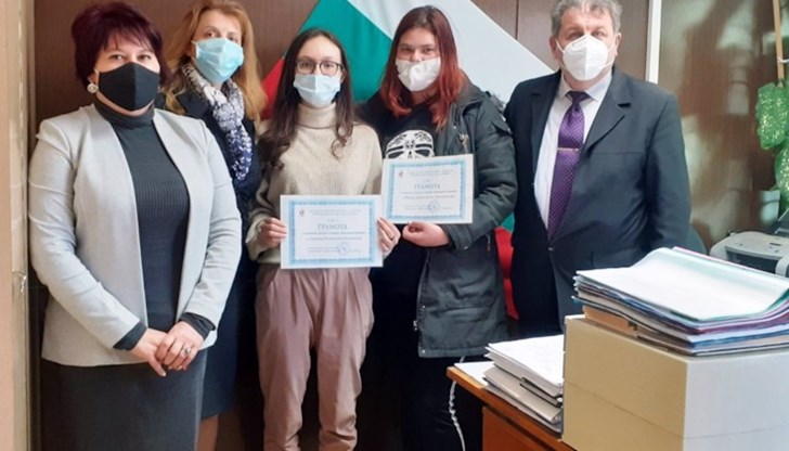 Двете момичета намерили изгубената вещ напът за училище