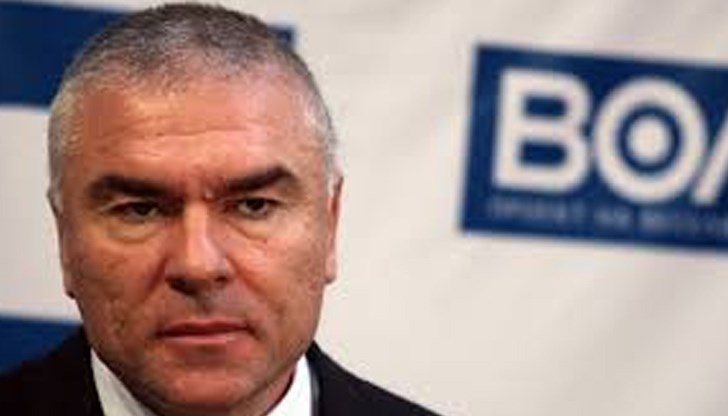 Веселин Марешки продължава практиката си от 2007г., когато раздаде по 100 лв на всеки учител, дошъл в офиса му да подпише декларация Веселин Марешки продължава практиката си от 2007г., когато раздаде по 100 лв на всеки учител, дошъл в офиса му да подпише декларация