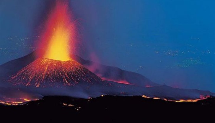 Активността на Етна оттогава не спира, а изригванията са повече или по-малко интензивни. Огнената лава осветява нощното небе в страховити оранжеви и червени нюанси