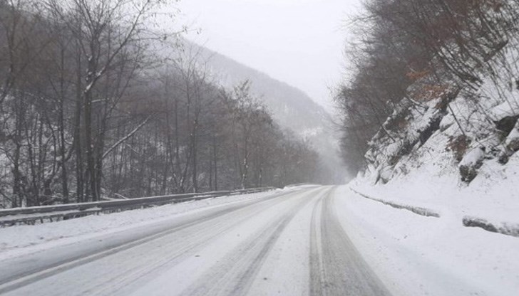 Участъкът се почиства, но продължава да вали сняг Участъкът се почиства, но продължава да вали сняг