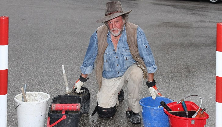 Над 75 хиляди паметни плочи – но с големината на паве, 96х 96 мм, вградени в паважа, ръчно изработени от месинг, с името на един човек, чийто живот е бил насилствено прекъснат от националсоциализма