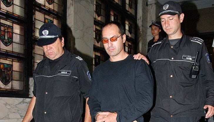 Този път е по дело, заведено от избягалия и по-късно застрелян в Ботевград Владимир Пелов