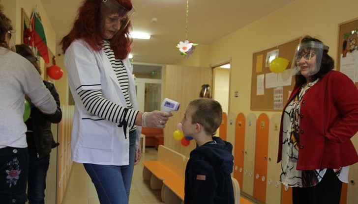 Истинският проблем в историята с масовото тестване в училищата, явило се като идея ей така от нищото и старателно необяснено, е, че засили недоверието в посланията и адекватността на решенията на властите у хора, които са далеч от крайностите и залитанията по конспирации Истинският проблем в историята с масовото тестване в училищата, явило се като идея ей така от нищото и старателно необяснено, е, че засили недоверието в посланията и адекватността на решенията на властите у хора, които са далеч от крайностите и залитанията по конспирации