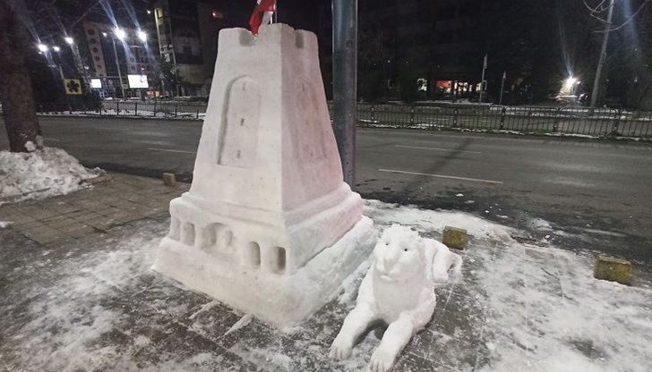 Изящната скулптура е изработена от един тон лед, висока е над 2 метра и отнела на Иван Генев над 20 часа работа