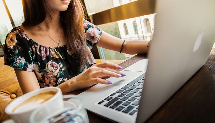 Измамниците могат да бъдат много убедителни, използвайки емоционални изказни средства и трогателни истории