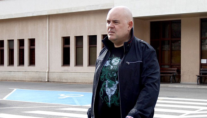 По команда от Борисов, Гешев и Пеевски се покриха, за да не дразнят избирателите По команда от Борисов, Гешев и Пеевски се покриха, за да не дразнят избирателите