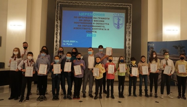 С едногодишни стипендии в размер на 135 лв. месечно са отличени 9 ученици С едногодишни стипендии в размер на 135 лв. месечно са отличени 9 ученици