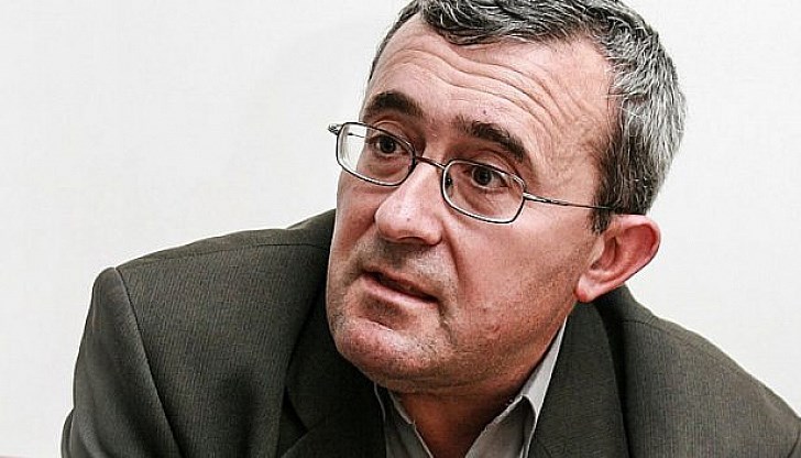 Слатински: "Нима ваксинирането ще се превърне в доброзорно пробутвате на астразенеката?" Слатински: "Нима ваксинирането ще се превърне в доброзорно пробутвате на астразенеката?"