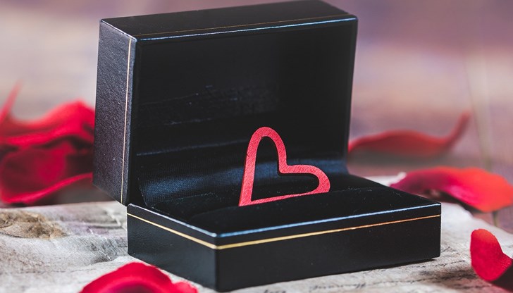 Можете да подарите хубава книга със стихове, ръчно направена картичка с ваше послание, сувенир или ваша обща снимка