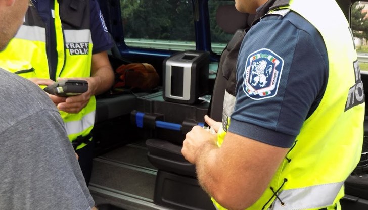 Извършената проба е дала положителен резултат, като уредът е отчел 1,34 промила в издишаните въздушни пари