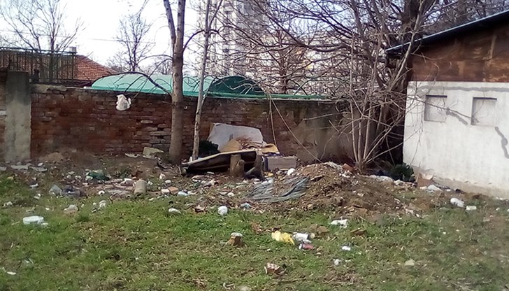 Снимки на сметище между улиците "Петрохан" и "Шипка"