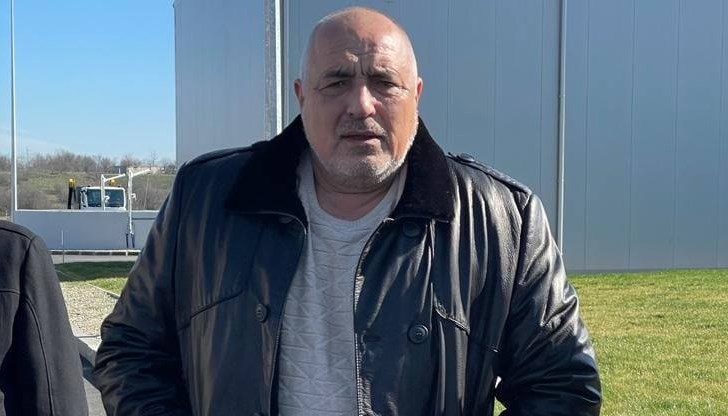 Ако не го знаехте кой е, спокойно можехте да предположите, че е пазача на цеха, дошъл неглиже на работа