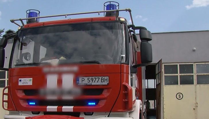 До пристигане на екипите на пожарната успяват да угасят пламъците с пожарогасители