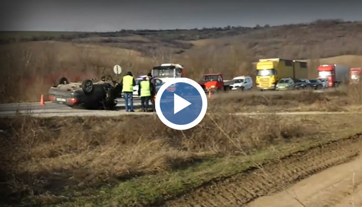 Според свидетели единият от автомобилите внезапно е навлязъл в насрещното платно