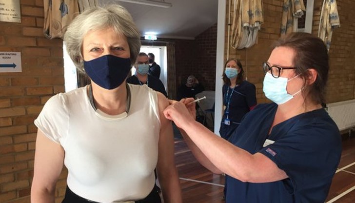 "Току-що ми беше поставена първата доза ваксина срещу коронавируса", обяви в Туитър бившата министърка-председателка на Великобритания