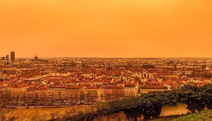 Феноменът е причинен от силен вятър сироко с пясък от Сахара възникнал от преминаването на антициклон Феноменът е причинен от силен вятър сироко с пясък от Сахара възникнал от преминаването на антициклон