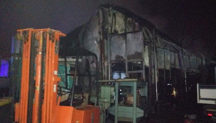 5 екипа на пожарната гасят пламъците