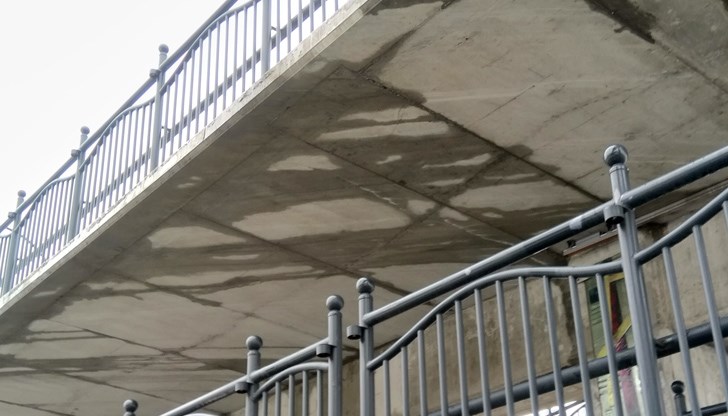 Не е ясно и кой ще плати за нововъзникналите проблеми по Вития мост, които очевидно трябва да се отстранят. Дали общината от собствения си бюджет или ще бъде потърсена отговорност от фирмата - изпълнител, архитектите и инженерите на конструкцията