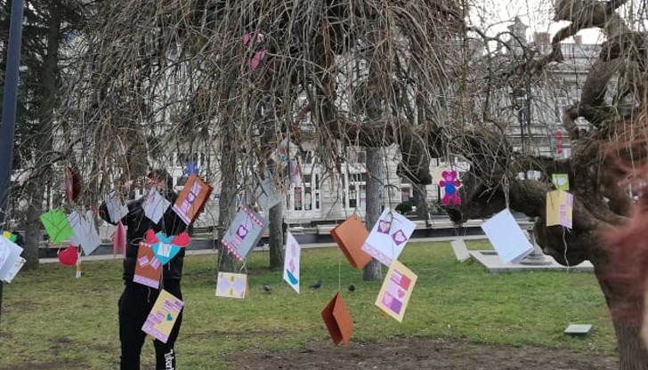 Въпреки усложнената епидемична обстановка жителите на града ще имат възможността да окичат дървото и да получат послание за любов