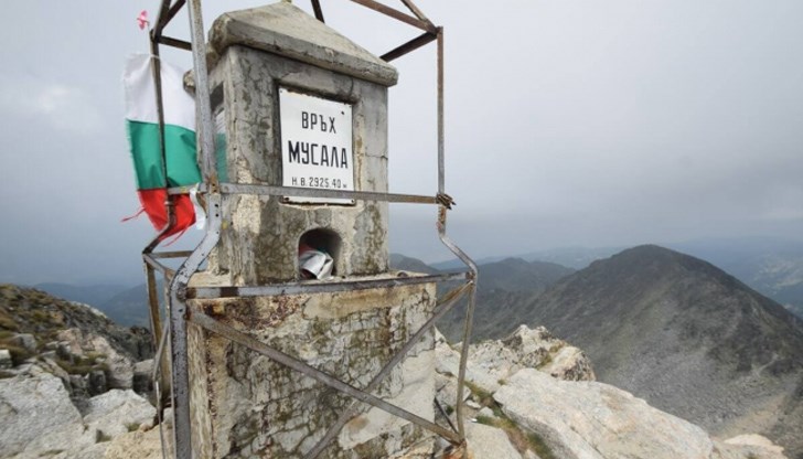 Връх Мусала е най-високият в България и на Балканския полуостров, но неговото наименование е чуждо, неразбираемо и неуместно за българските граждани, смятат от партията на Валери Симеонов Връх Мусала е най-високият в България и на Балканския полуостров, но неговото наименование е чуждо, неразбираемо и неуместно за българските граждани, смятат от партията на Валери Симеонов