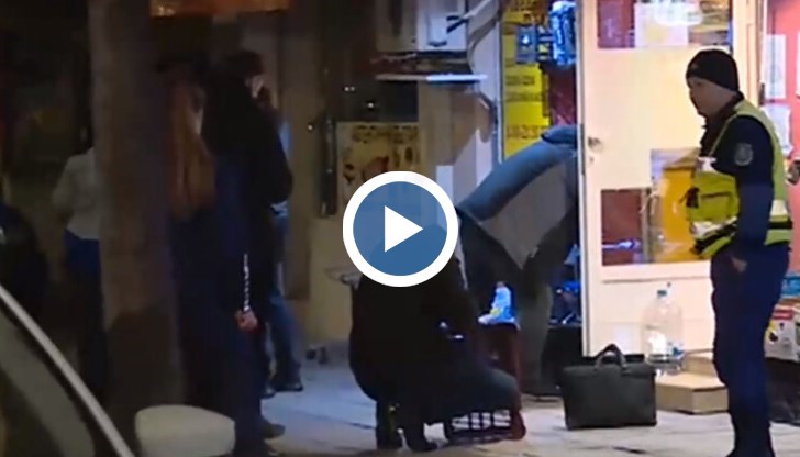 Около 21 часа снощи двама маскирани с качулки насочили пистолети към една от продавачките, докато през това време нямало хора в магазина