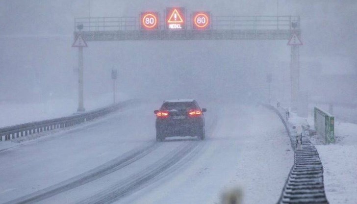 Железопътният и пътният трафик са нарушени Железопътният и пътният трафик са нарушени