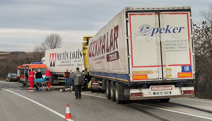 Мъжът е бил изваден със специализирана техника и предаден на екип на Спешна помощ Мъжът е бил изваден със специализирана техника и предаден на екип на Спешна помощ