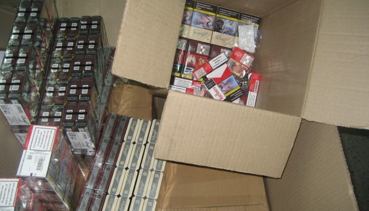 Иззети са 91 кутии (1820 къса) цигари и 30 бутилки алкохол Иззети са 91 кутии (1820 къса) цигари и 30 бутилки алкохол