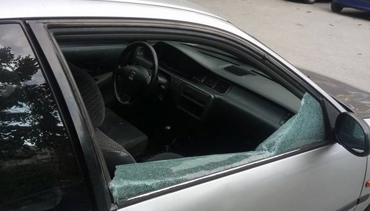 Апашите отмъкнали мъжка кожена чанта и дамско портмоне, в които имало документи за самоличност, банкова карта, документи на МПС, телефон и пари