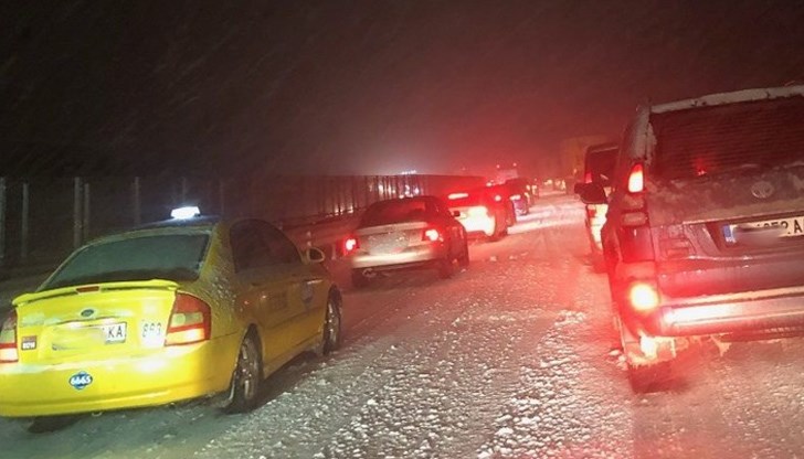 Има два обърнати автомобила в канавката. Повече от 50 минути, колите попаднали в тапата, седят на мяст Има два обърнати автомобила в канавката. Повече от 50 минути, колите попаднали в тапата, седят на мяст