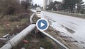 ТИР буквално отряза стълб на булевард "България"