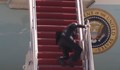 Джо Байдън се препъна, докато се качваше на президентския самолет