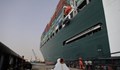 Корабът в Суецкия канал е все още заседнал. Какви ще са последиците?