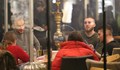 Пълни заведения, всичко е отворено. Да не би в България вирусът да си отива?
