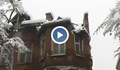Покривът на стара сграда падна на оживена улица във Враца