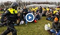 Полицията в Амстердам разпръсна демонстранти с водни оръдия