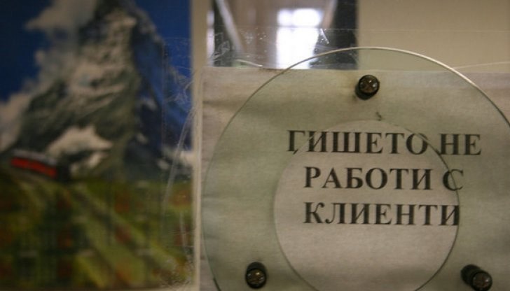 Знаеш кой краде. Включително как и с кои. Но си траеш и вътрешно се ядосваш, че не ти стиска и на теб Знаеш кой краде. Включително как и с кои. Но си траеш и вътрешно се ядосваш, че не ти стиска и на теб