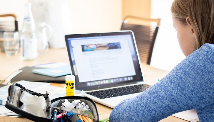 Учителите също работят активно и след работа започват проверка на домашните, комуникация с родителите във вайбър Учителите също работят активно и след работа започват проверка на домашните, комуникация с родителите във вайбър