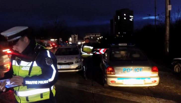 Тежкотоварен камион се е движил в посока Русе, когато на един от завоите ремаркето му се е откачило. Водачът е намалил заради завоя, а освободеното ремарке се е унесло по инерция и е навлязло в лентата за насрещно движение Тежкотоварен камион се е движил в посока Русе, когато на един от завоите ремаркето му се е откачило. Водачът е намалил заради завоя, а освободеното ремарке се е унесло по инерция и е навлязло в лентата за насрещно движение