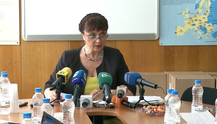 Тя определи като политическо решение евентуалното отпадане на външното оценяване