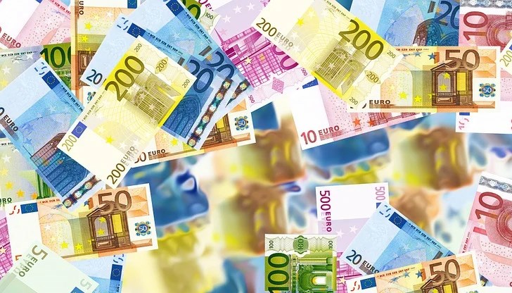 Общата европейска валута днес сутринта се търгува срещу американската на ниво $1,2027 за евро в сравнение с $1,2049 за евро в края на предишната сесия