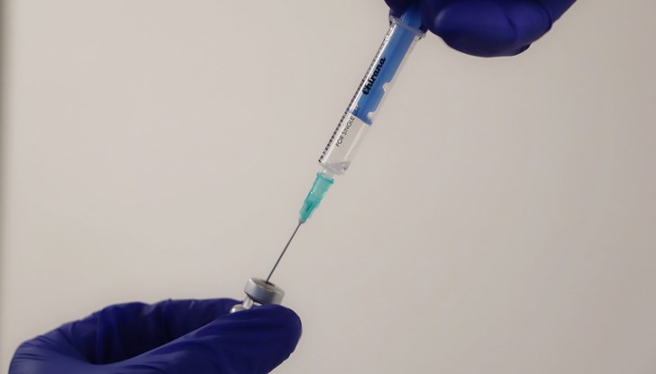 Повторна доза от ваксината са получили по-малко от 2 000 души