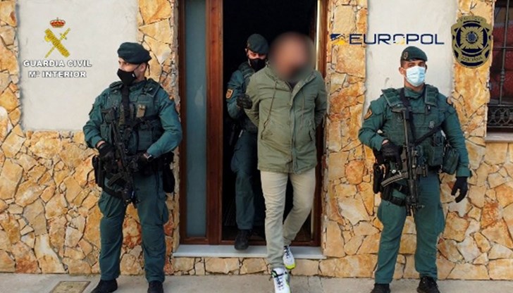 Иззети са над 20 луксозни автомобила, множество оръжия и около 700 000 евро в брой