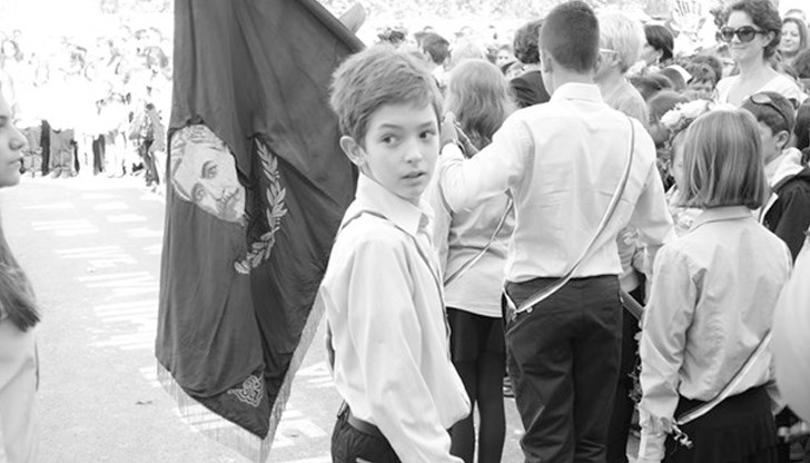 Бедност, безработица, мутри, хаос, корупция, липса на перспектива, загуба на ценности – такъв дом предлагаше дълго Майката на своите деца. Затова те избягаха от тази майка и потърсиха мащехи Бедност, безработица, мутри, хаос, корупция, липса на перспектива, загуба на ценности – такъв дом предлагаше дълго Майката на своите деца. Затова те избягаха от тази майка и потърсиха мащехи