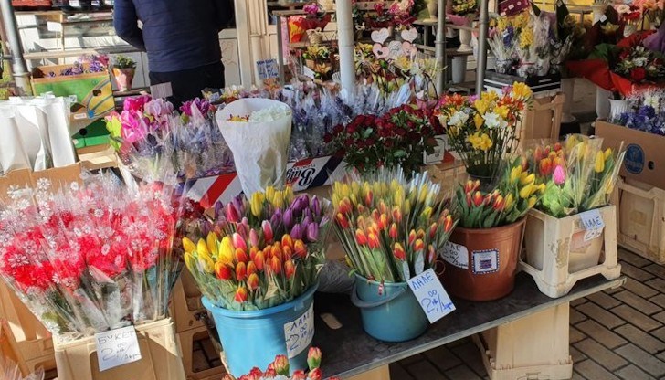Изобилие от цветя има по русенските пазари, но хората нямат много пари за тях